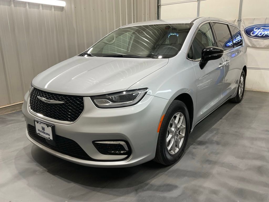 Used 2024 Chrysler Pacifica Touring-L image 3