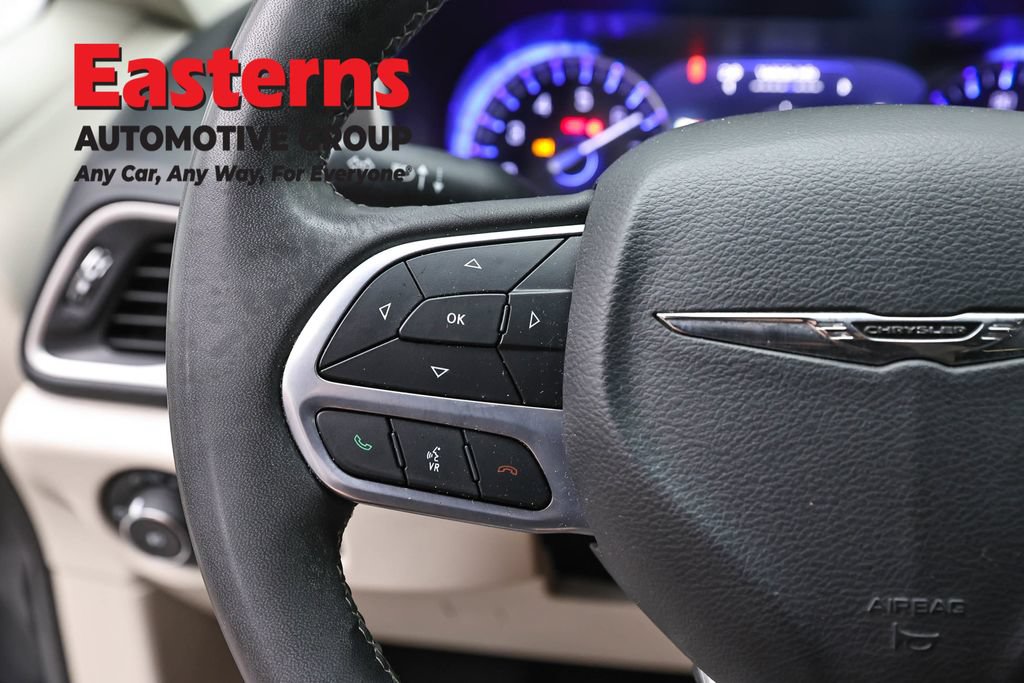 Used 2023 Chrysler Pacifica Touring-L FWD image 15