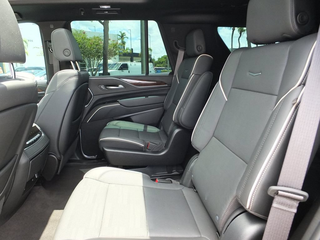 Used 2024 Cadillac Escalade Premium Luxury AWD/4WD image 20