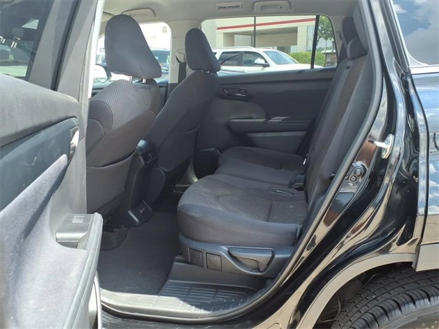 Used 2023 Toyota Highlander LE image 16