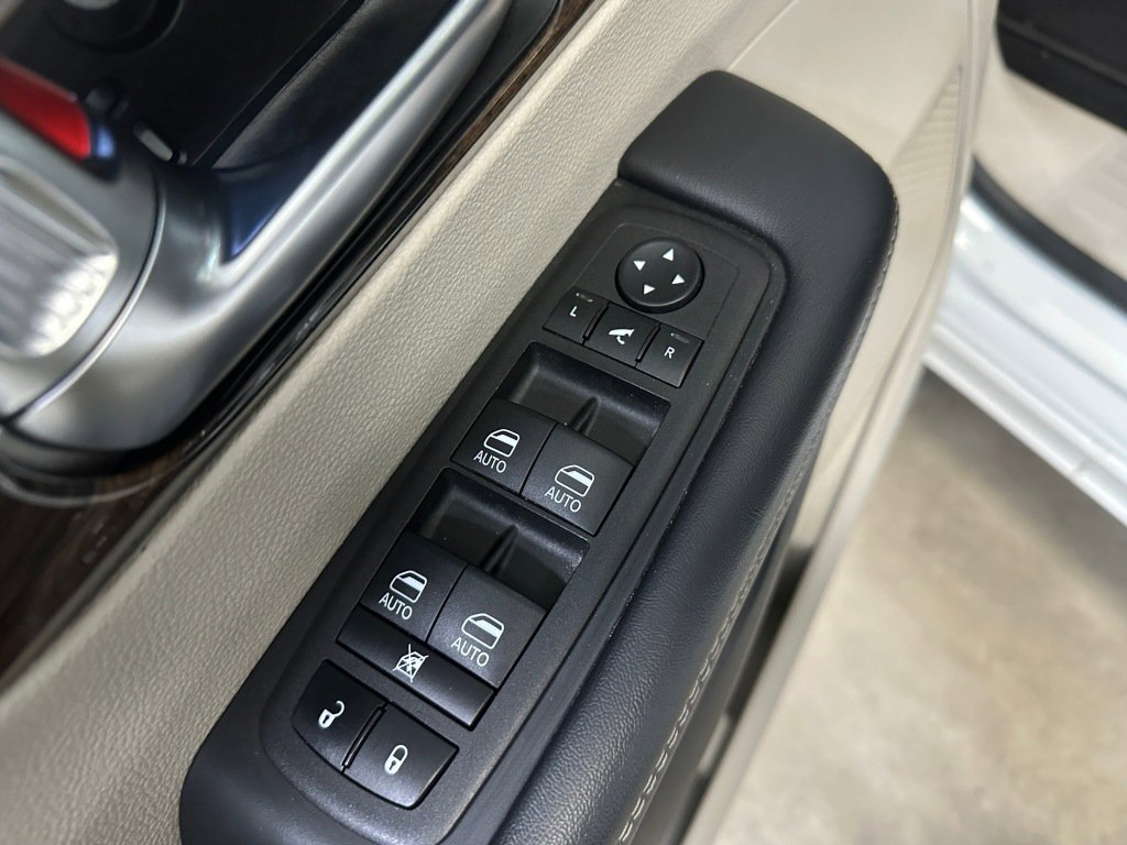 Used 2023 Chrysler Pacifica Limited image 10