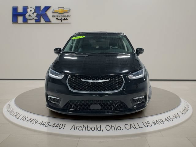 Used 2024 Chrysler Pacifica Touring-L FWD image 2