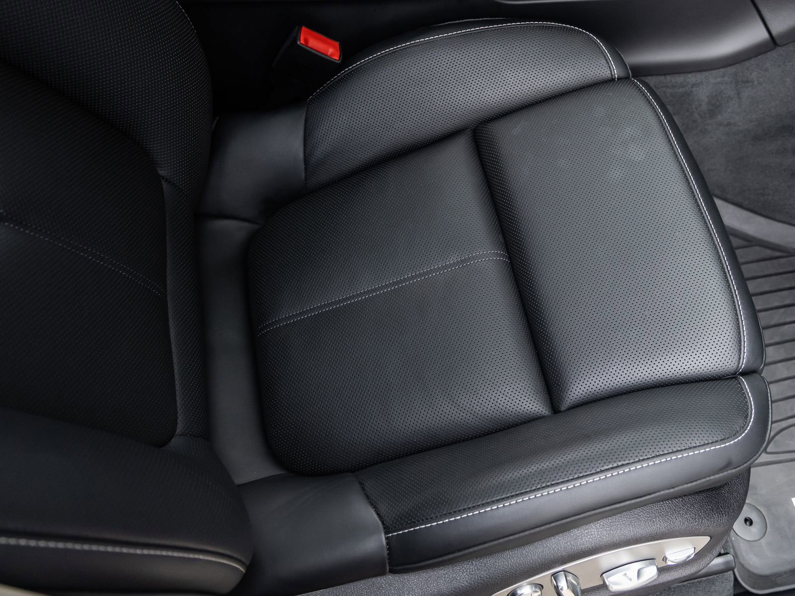 Certified 2025 Porsche Macan image 45