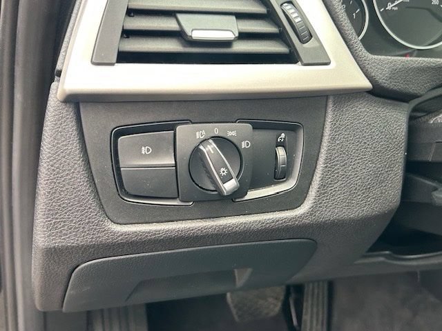 Used 2018 BMW 320i xDrive Sedan AWD/4WD image 22