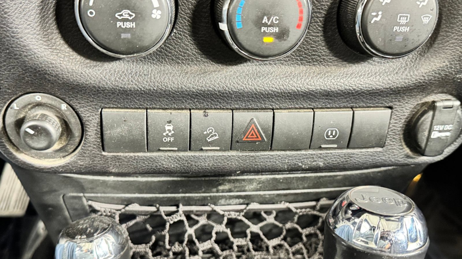 Used 2018 Jeep Wrangler Unlimited Sahara w/ Connectivity Group AWD/4WD image 24