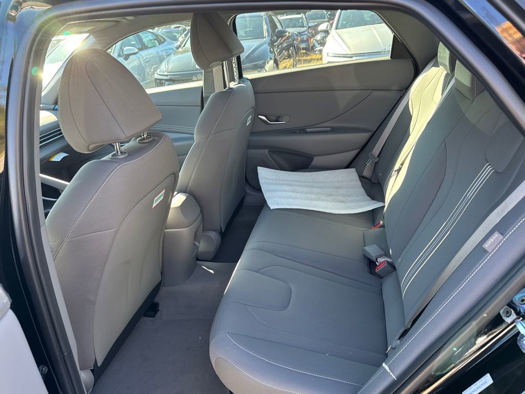 New 2025 Hyundai Elantra SEL image 11