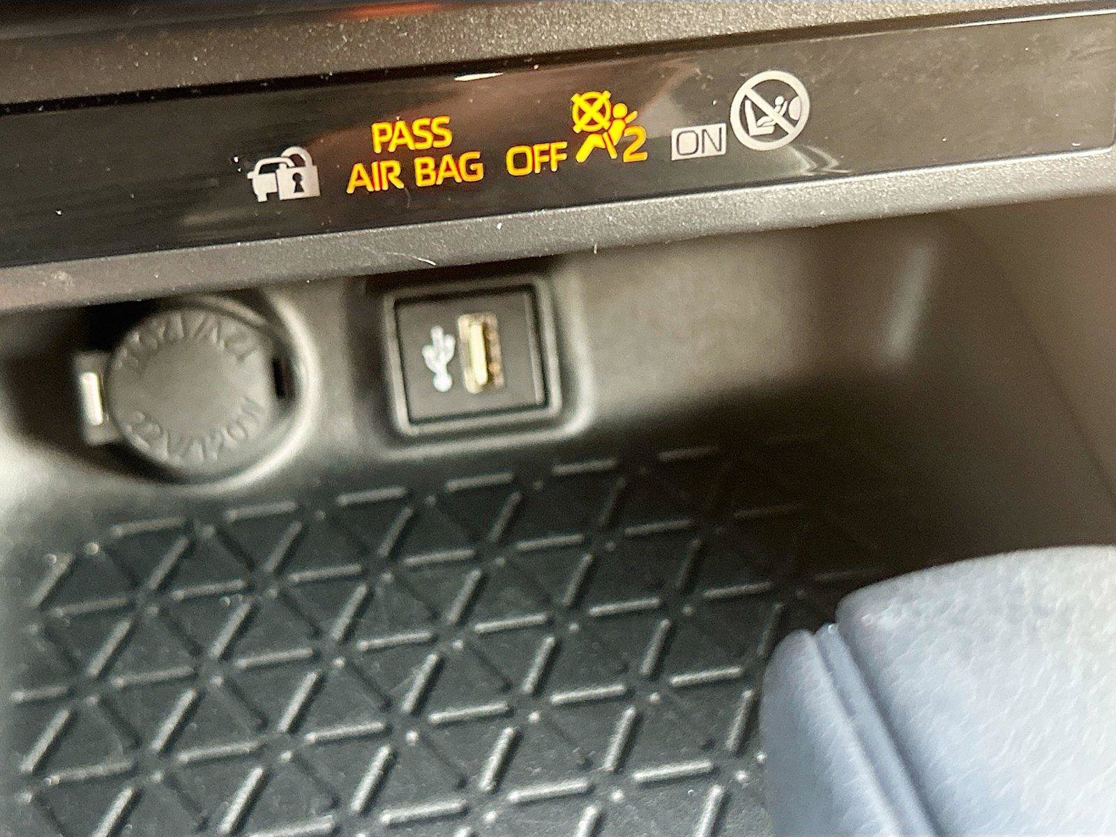 Used 2025 Toyota RAV4 XLE FWD image 29