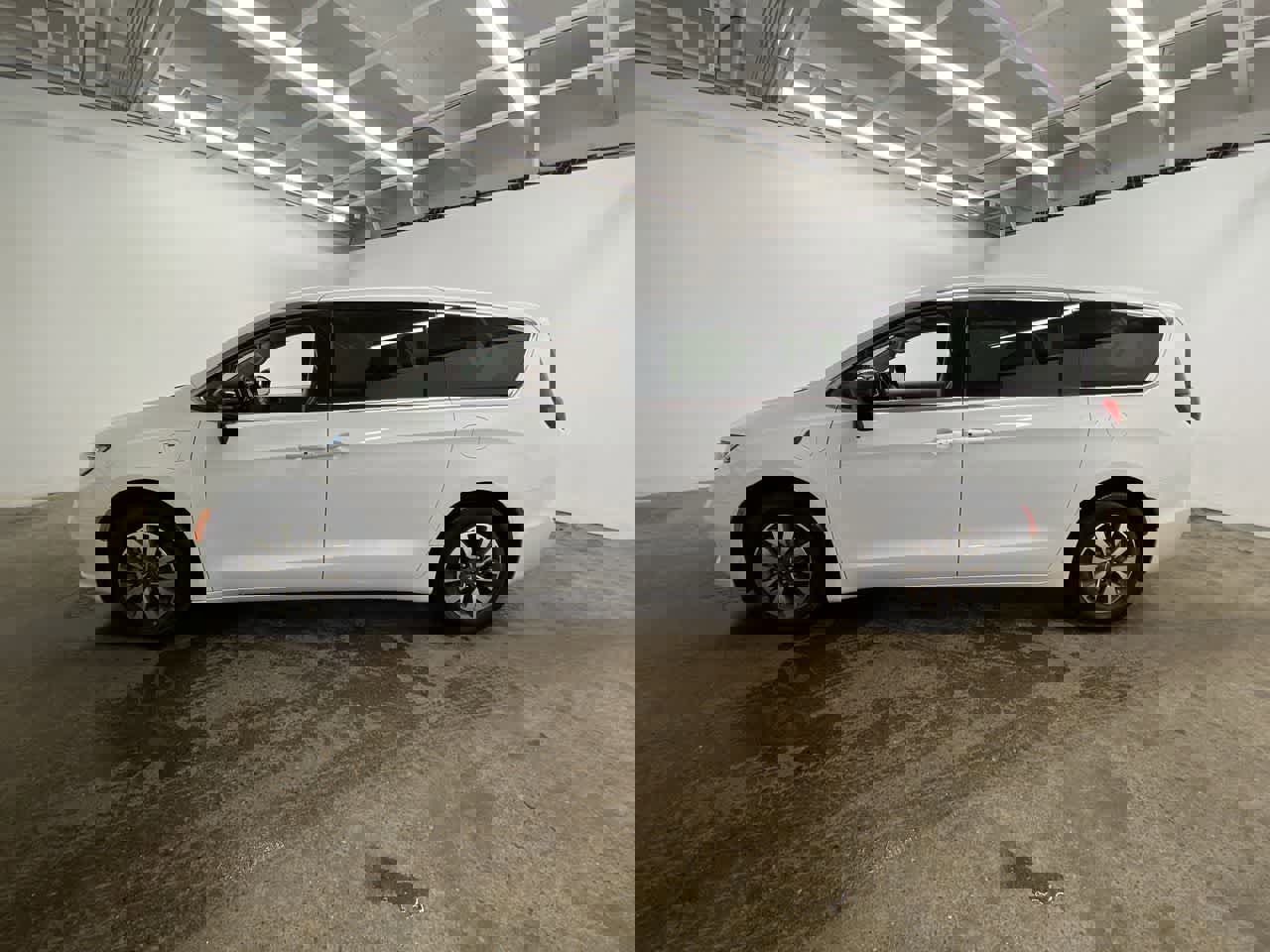 Used 2024 Chrysler Pacifica Select image 3