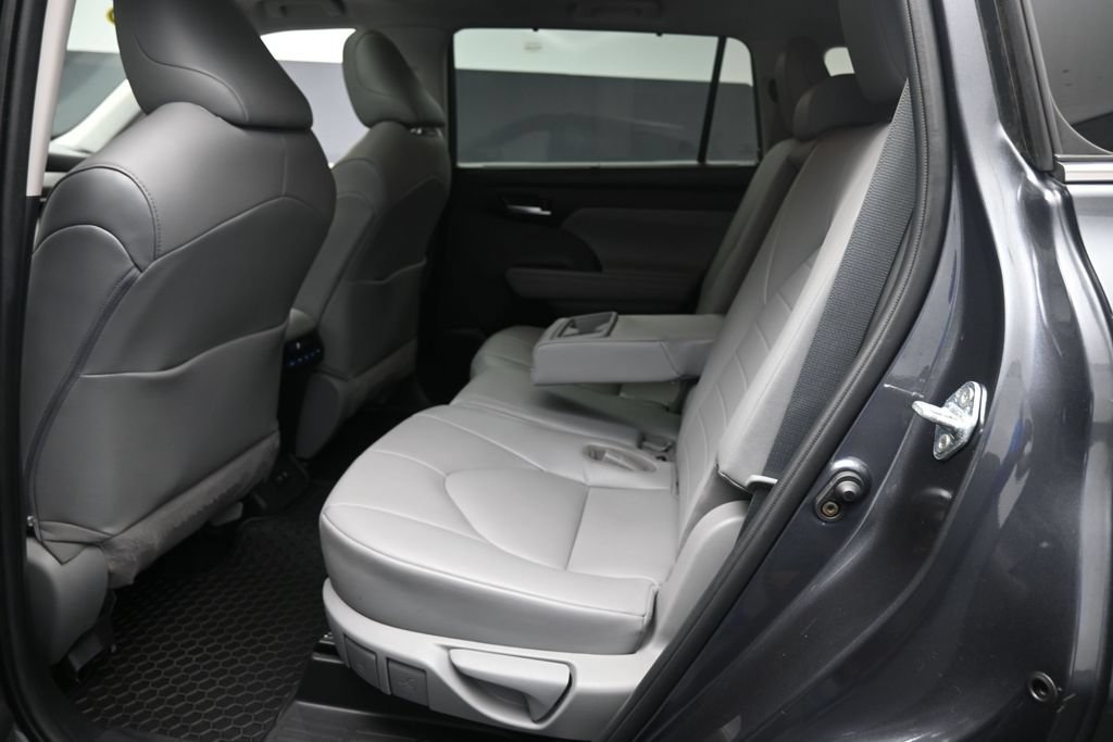 Used 2020 Toyota Highlander XLE FWD image 20