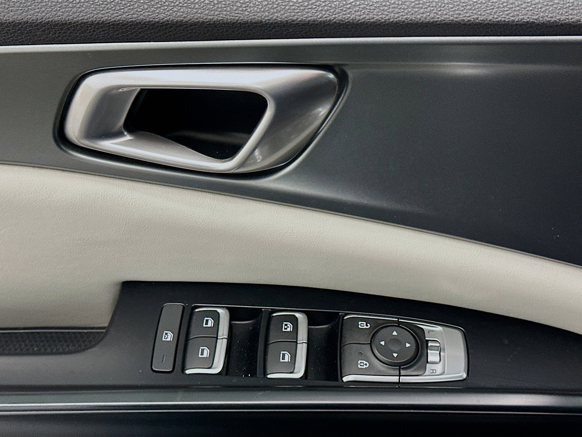 Used 2022 Kia Carnival LX FWD image 15