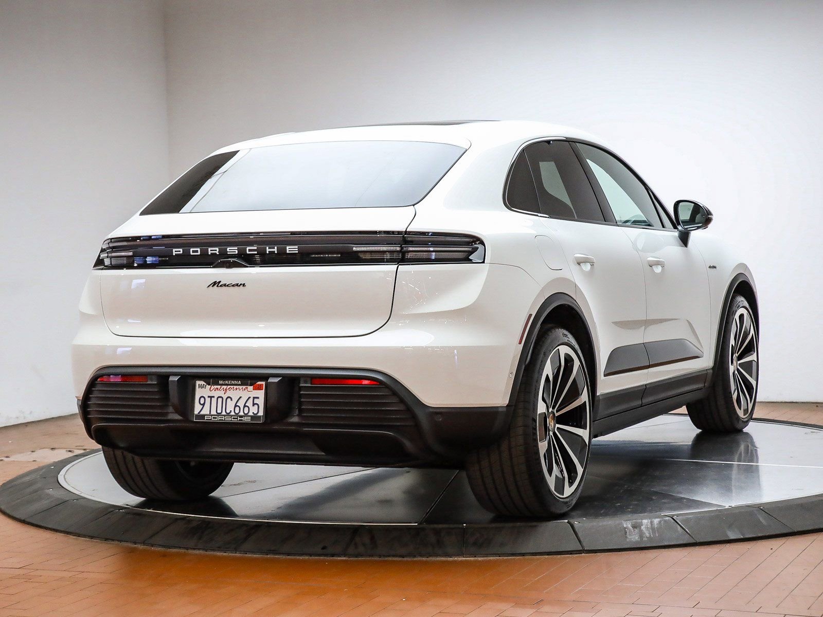 Certified 2025 Porsche Macan Electric image 6