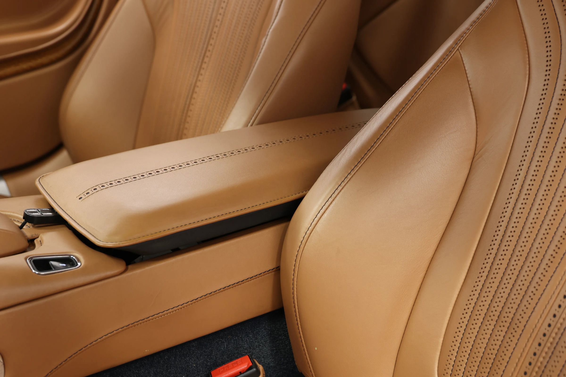 Used 2017 Aston Martin DB11 V12 image 20