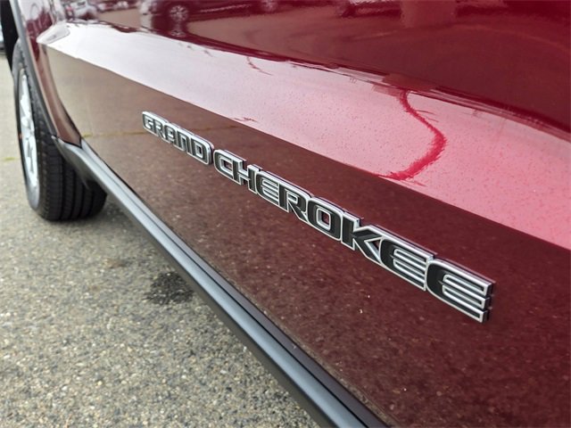 Used 2020 Jeep Grand Cherokee Laredo image 11