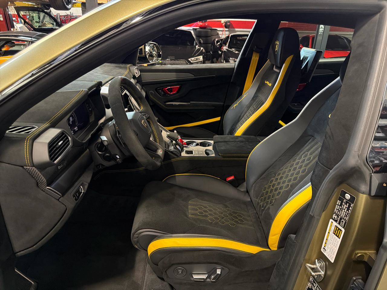 Used 2024 Lamborghini Urus Performante AWD/4WD image 22