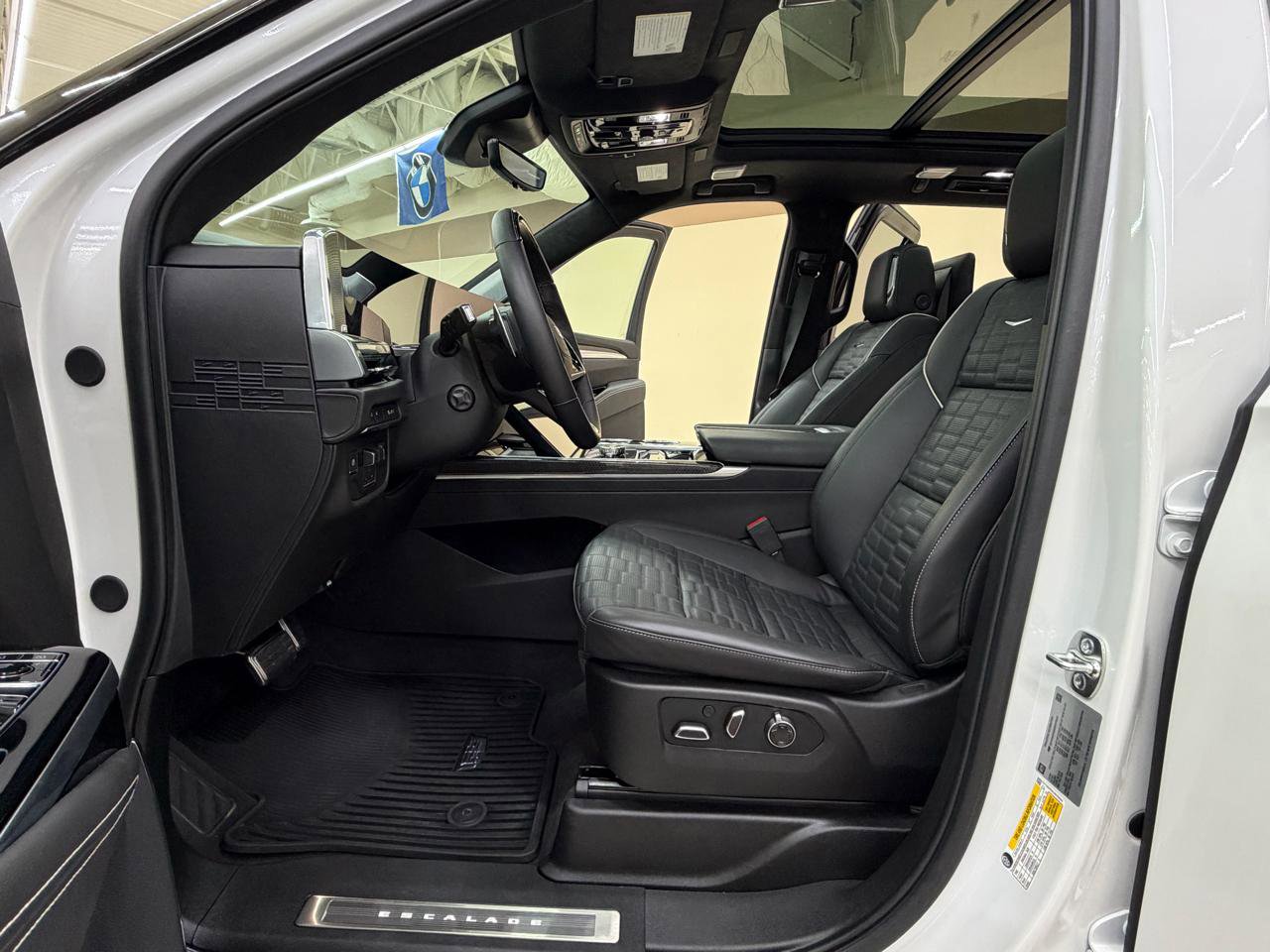 Used 2025 Cadillac Escalade V w/ LPO, ONYX Package image 27
