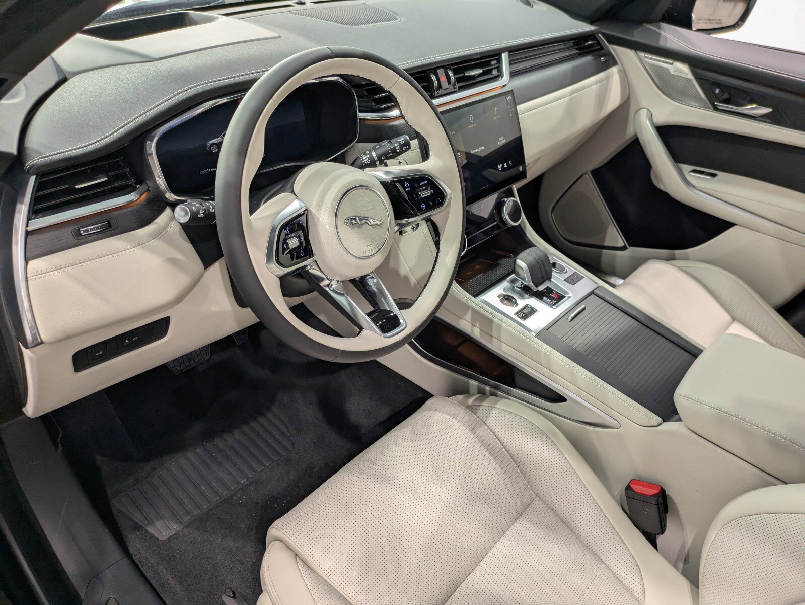 New 2026 Jaguar F-PACE R-Dynamic S image 7