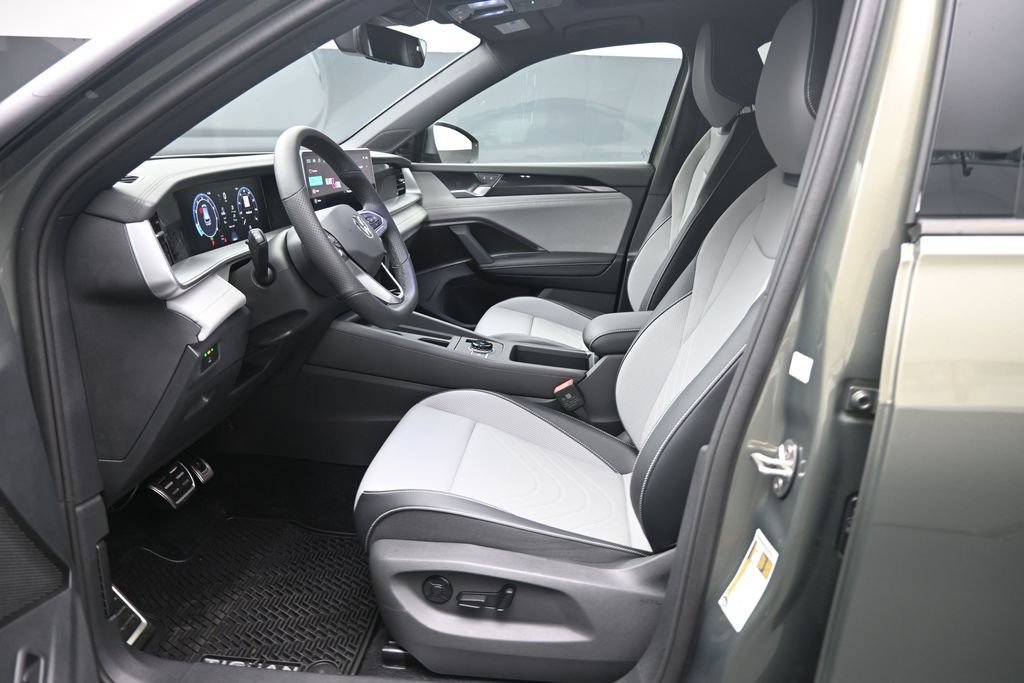 New 2026 Volkswagen Tiguan SE R-Line FWD image 18