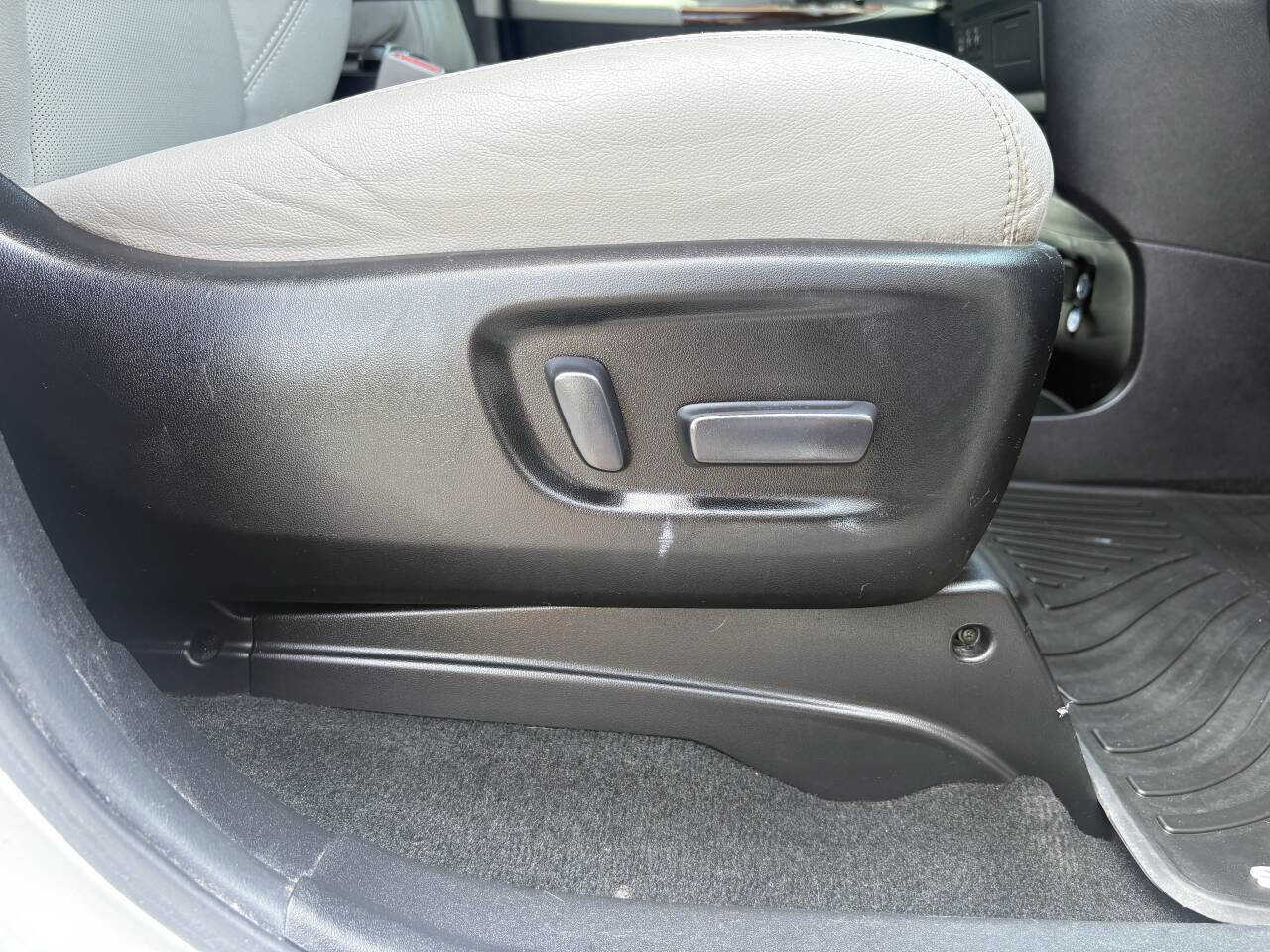 Used 2017 Toyota Sienna Limited Premium FWD image 46