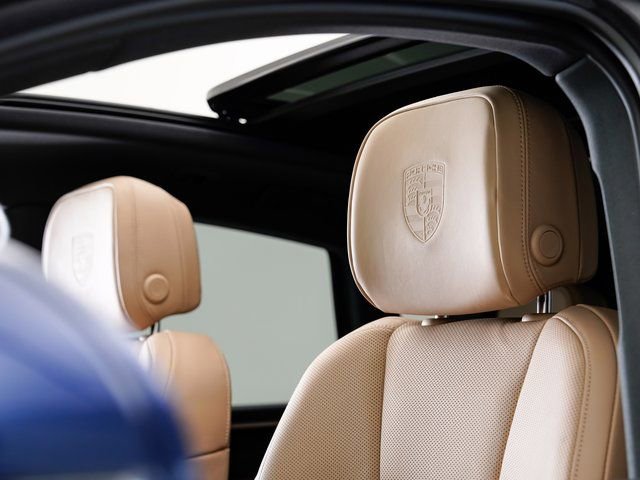 Certified 2025 Porsche Macan image 10