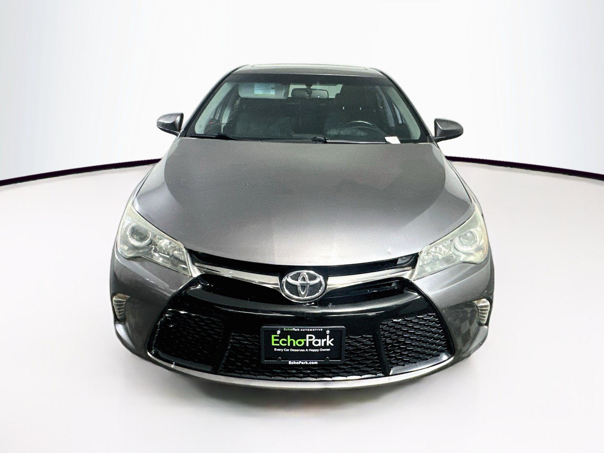 Used 2016 Toyota Camry SE w/ Moonroof Package FWD image 2
