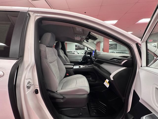 Used 2026 Toyota Sienna LE image 14