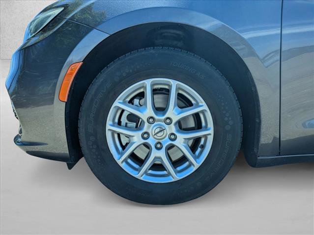 Used 2022 Chrysler Pacifica Touring-L FWD image 19