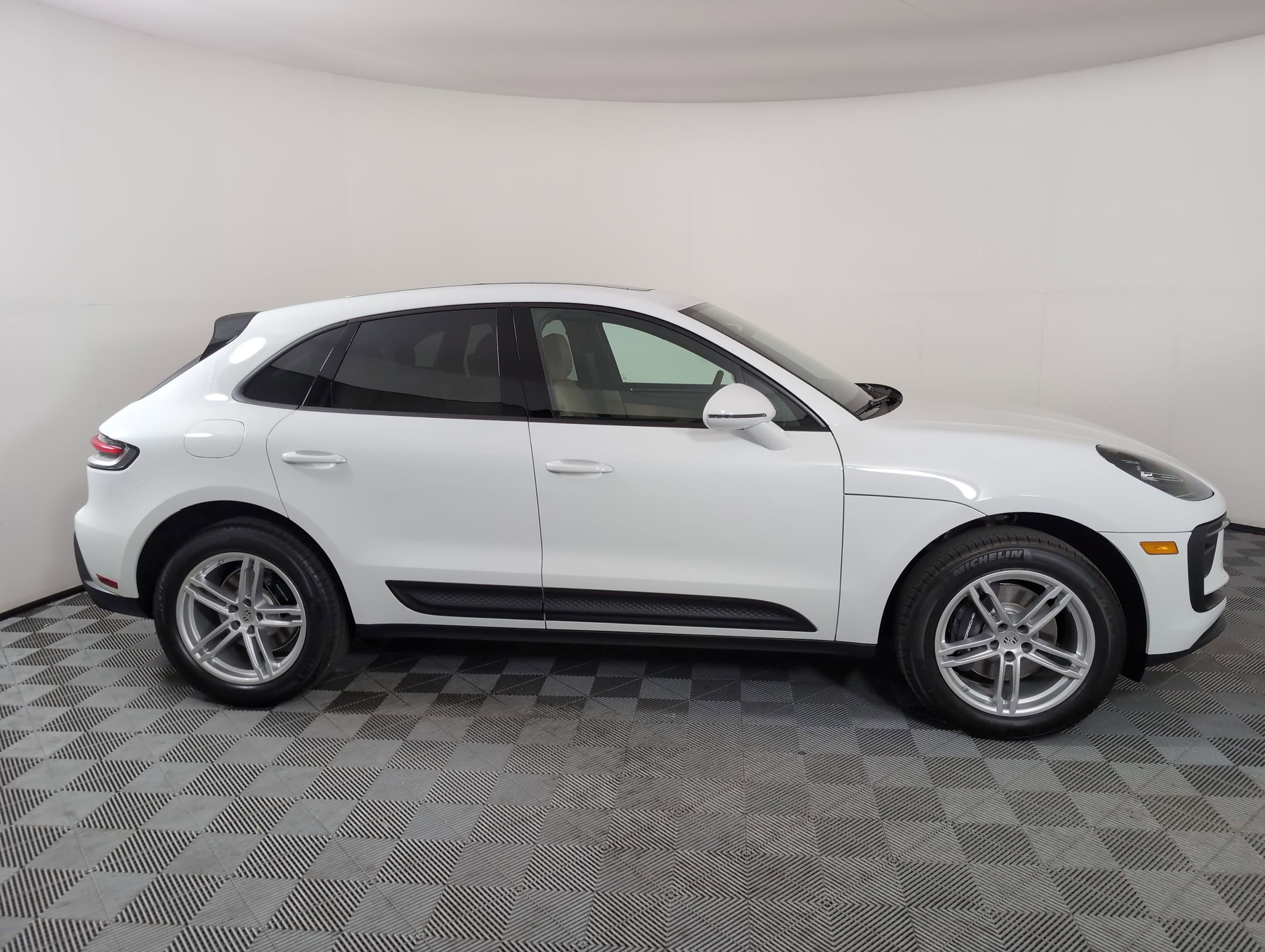 Certified 2025 Porsche Macan AWD/4WD image 9