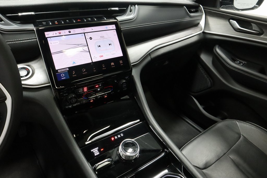 Used 2023 Jeep Grand Cherokee Limited w/ Black Appearance Package image 31