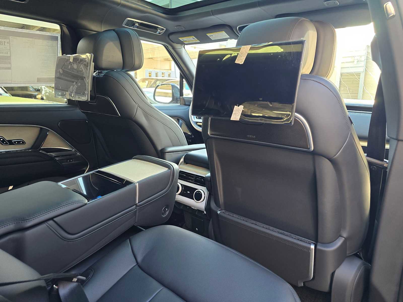 New 2025 Land Rover Range Rover SV image 12