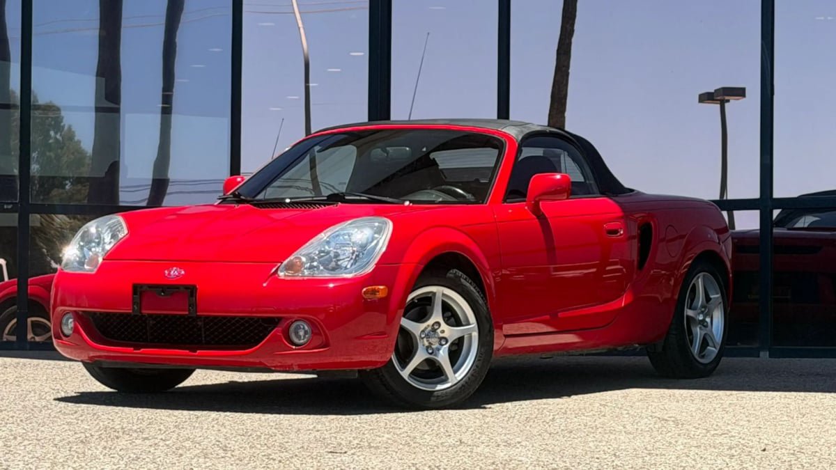 Used 2003 Toyota MR2 RWD image 3