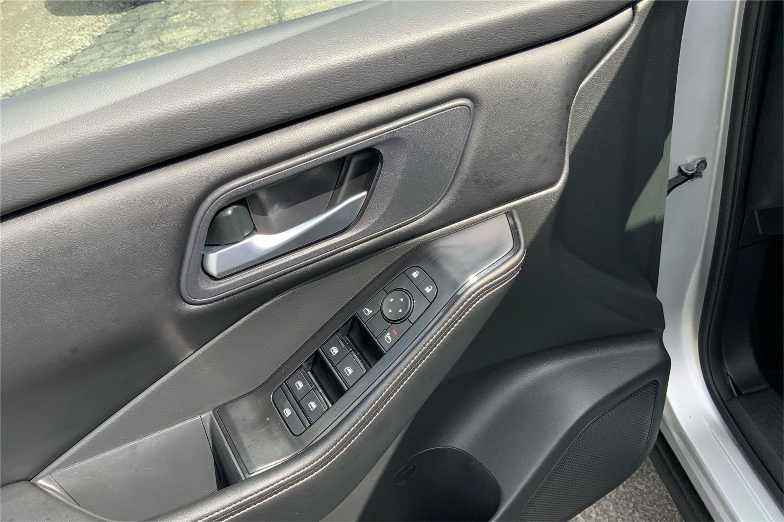 Used 2025 Nissan Rogue SV AWD/4WD image 20