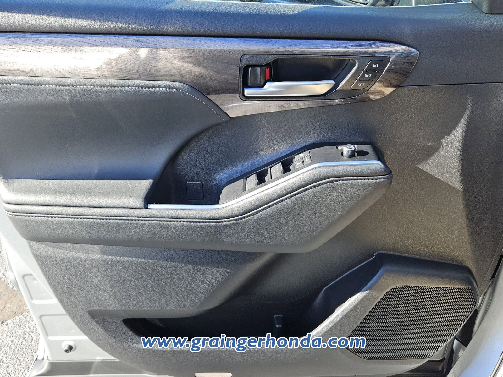 Used 2025 Toyota Highlander Limited image 23