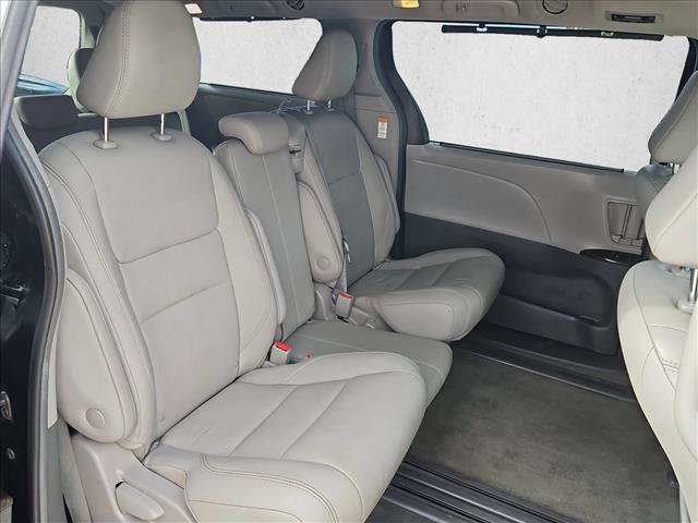 Used 2018 Toyota Sienna XLE FWD image 22