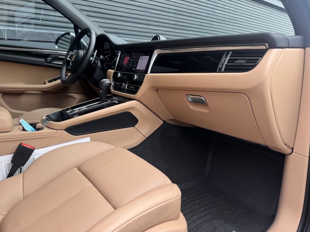 Certified 2026 Porsche Macan AWD/4WD image 16