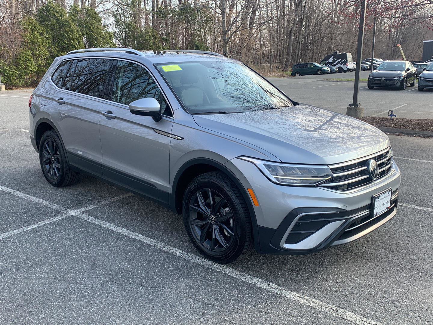 Used 2024 Volkswagen Tiguan SE w/ Panoramic Sunroof Package image 7