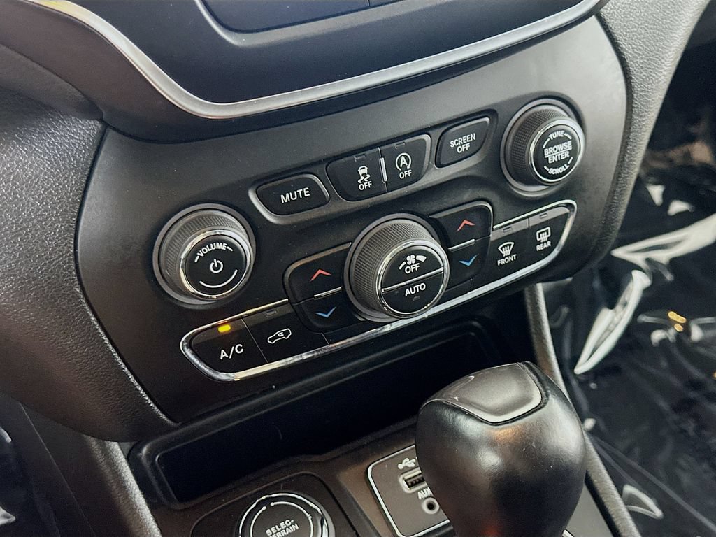 Used 2022 Jeep Cherokee Latitude Lux w/ Sun & Sound Group AWD/4WD image 26