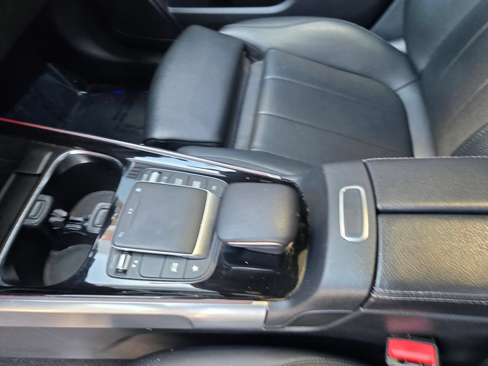 Used 2021 Mercedes-Benz GLB 250 4MATIC w/ Premium Package image 25