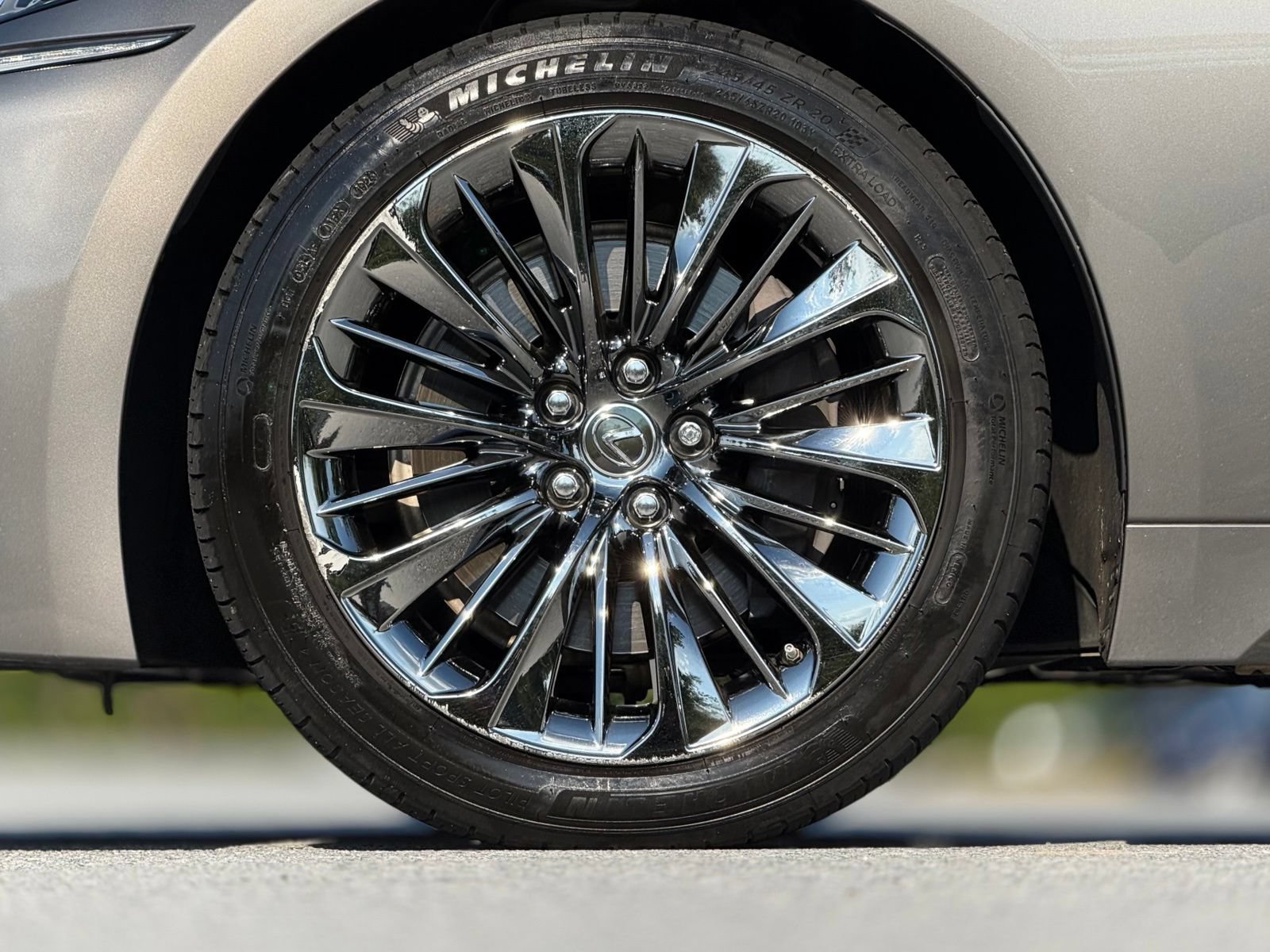 Used 2018 Lexus LS 500 w/ Interior Upgrade Package RWD image 20