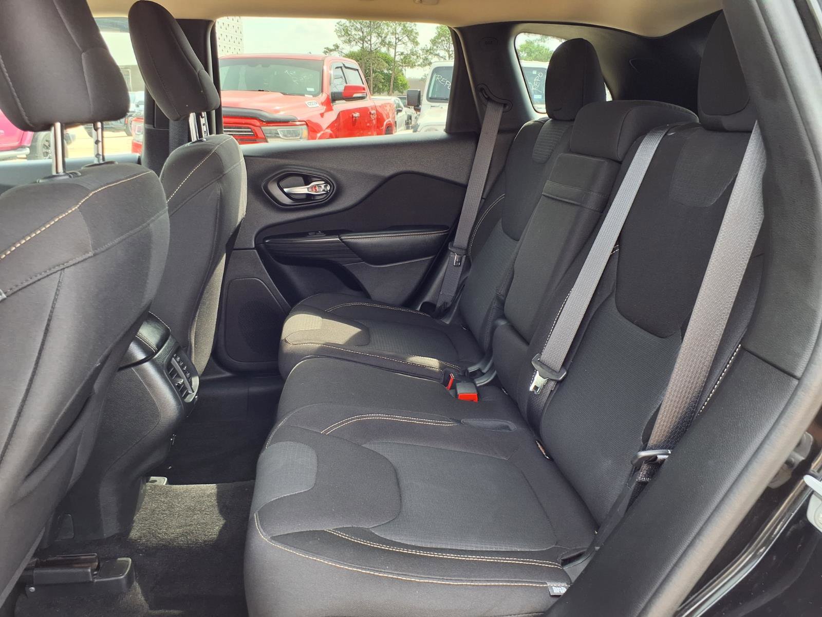 Used 2015 Jeep Cherokee Latitude FWD image 21