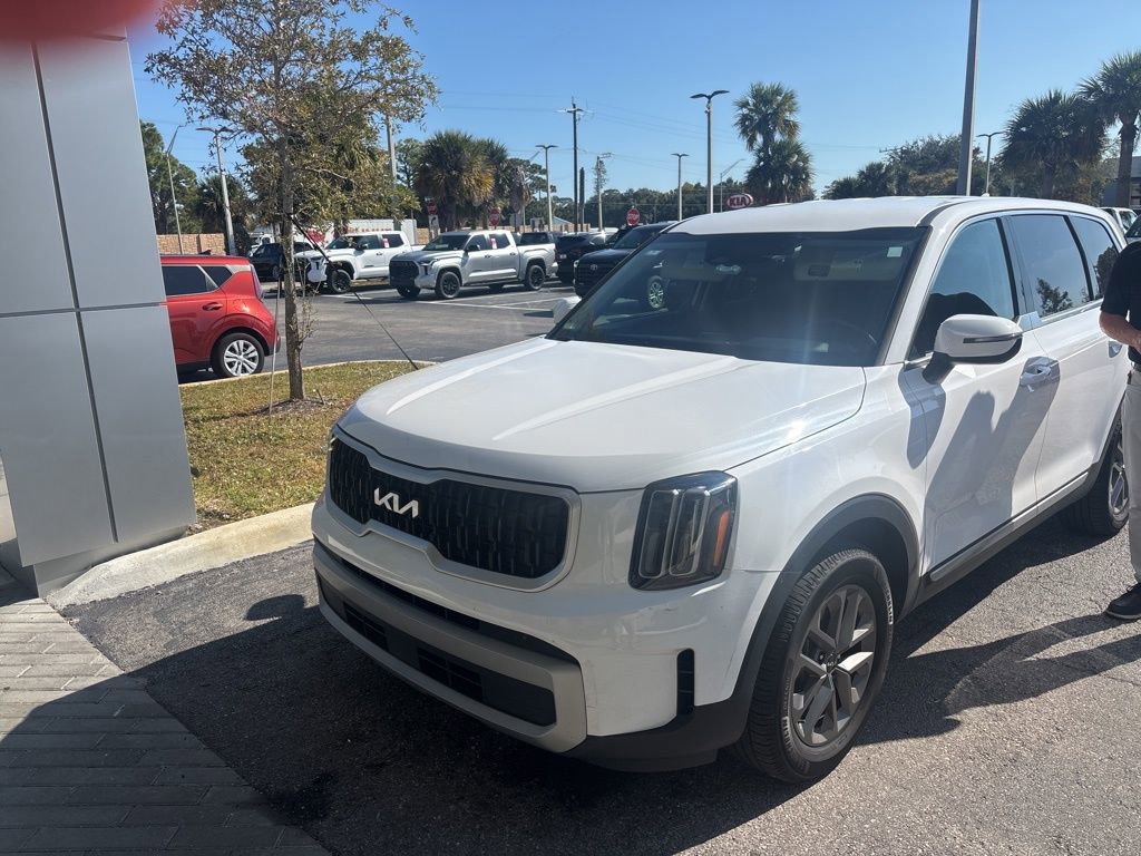 Used 2024 Kia Telluride LX image 2