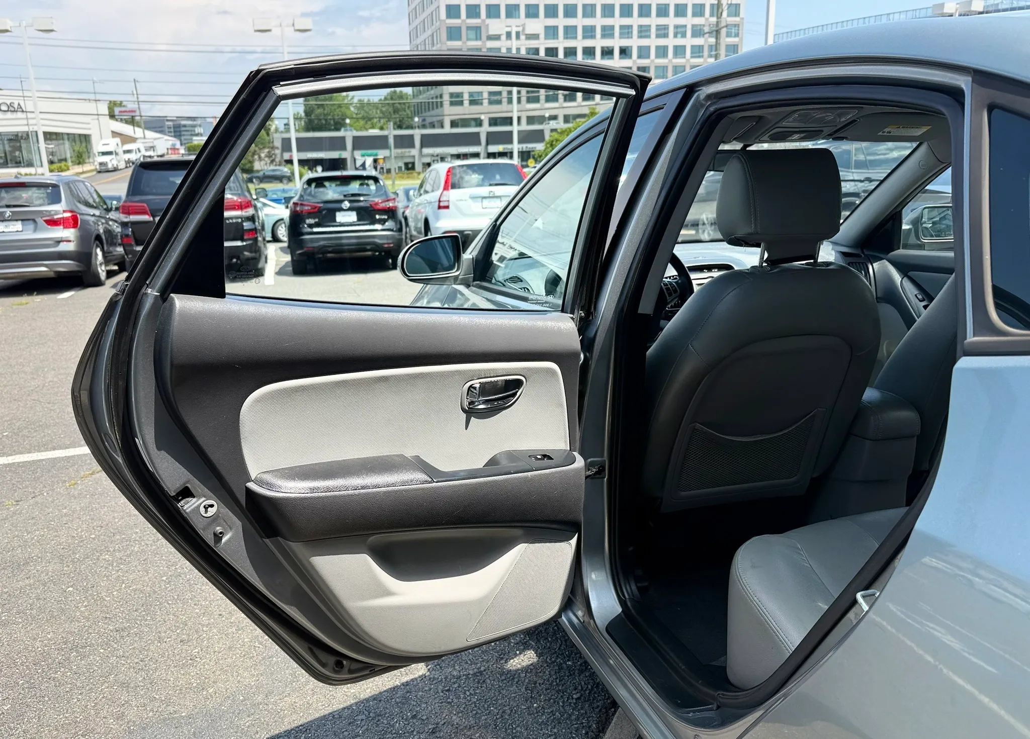 Used 2010 Hyundai Elantra GLS FWD image 23