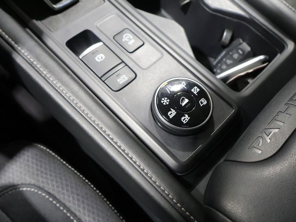 Used 2024 Nissan Pathfinder S AWD/4WD image 29
