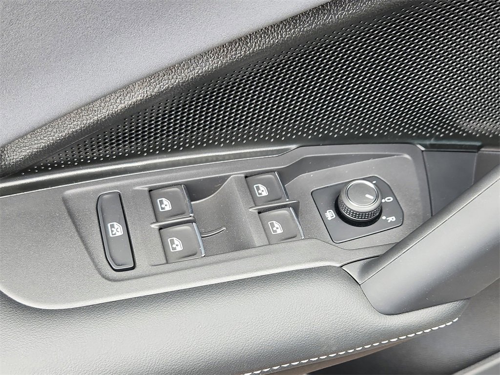 New 2025 Volkswagen Tiguan SE image 4