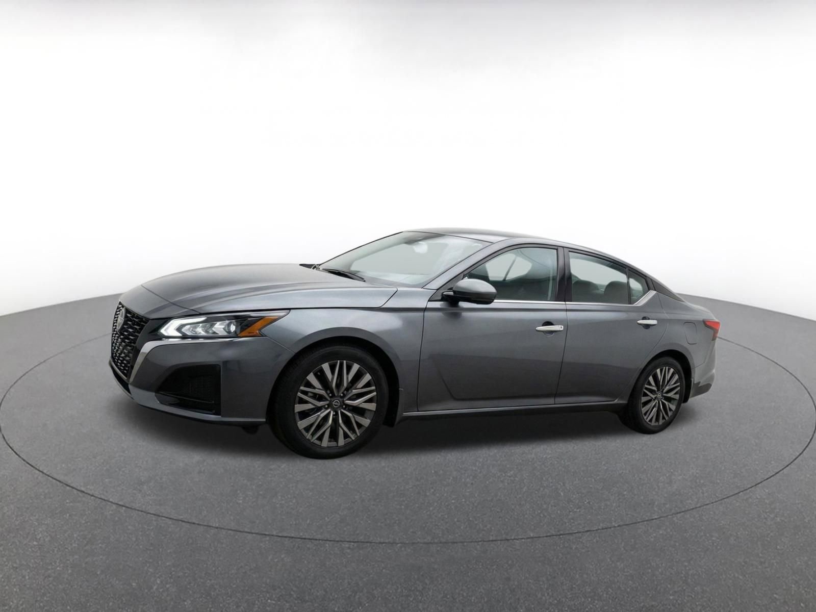 Used 2025 Nissan Altima 2.5 SV FWD image 3