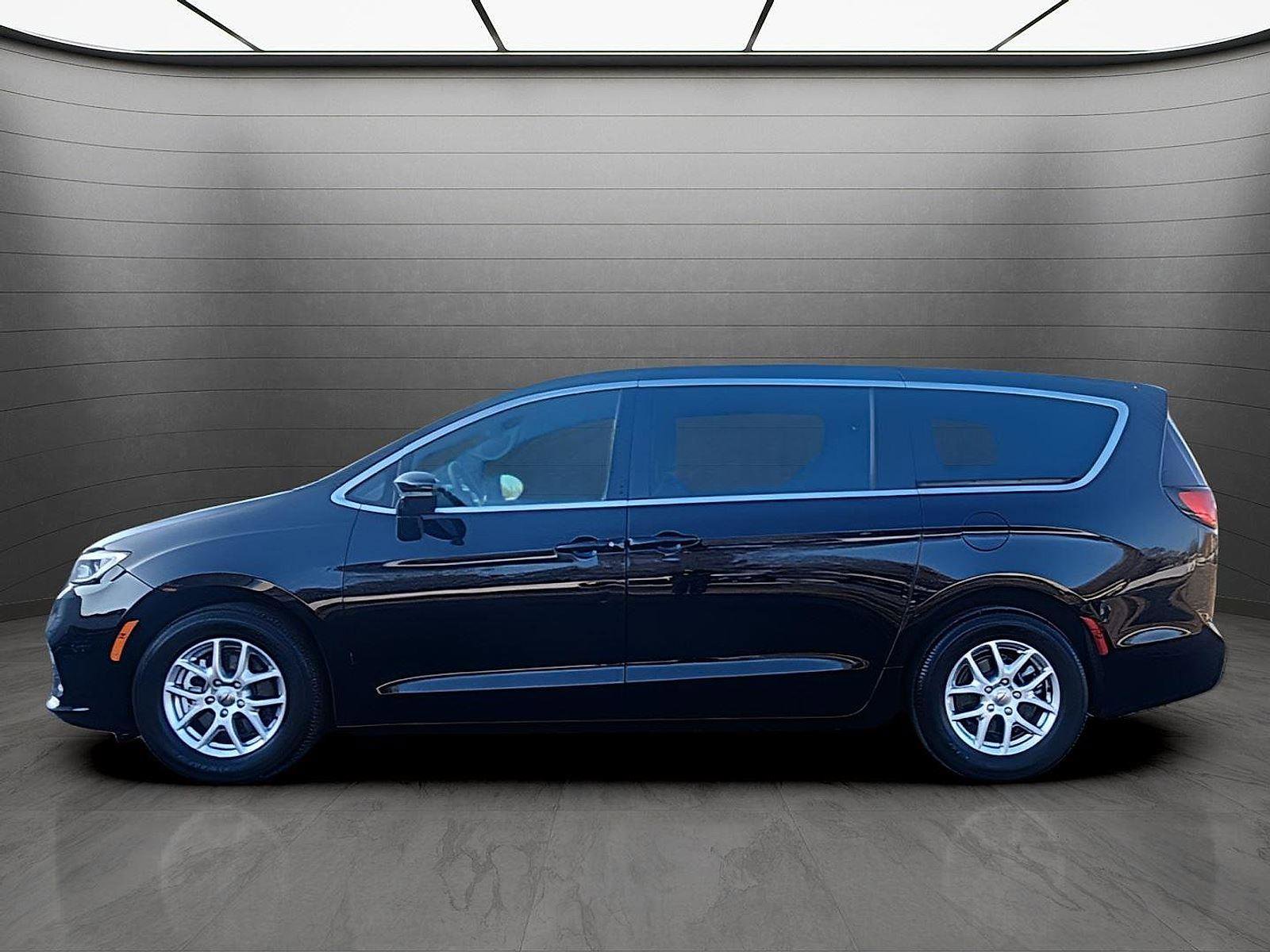 Used 2025 Chrysler Pacifica Select image 3