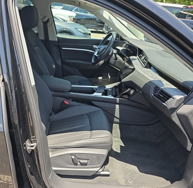Used 2024 Audi Q8 e-tron Premium AWD/4WD image 7