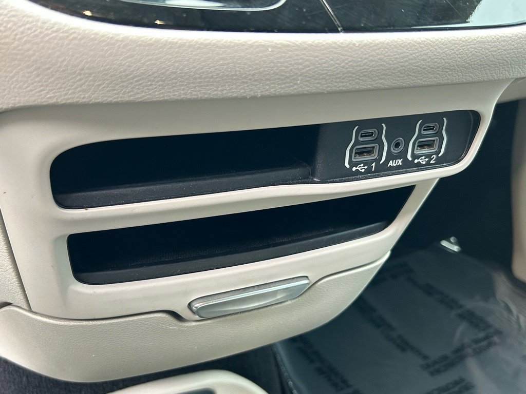Used 2023 Chrysler Pacifica Touring-L FWD image 22