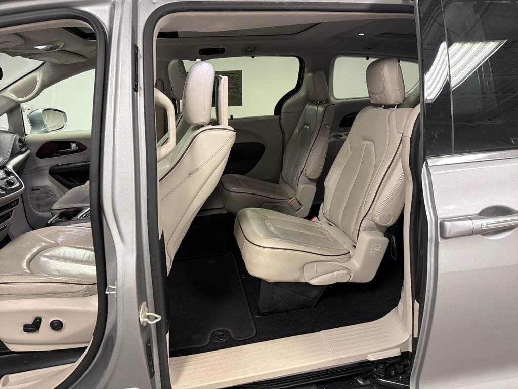 Used 2019 Chrysler Pacifica Limited w/ Tire & Wheel Group FWD image 30
