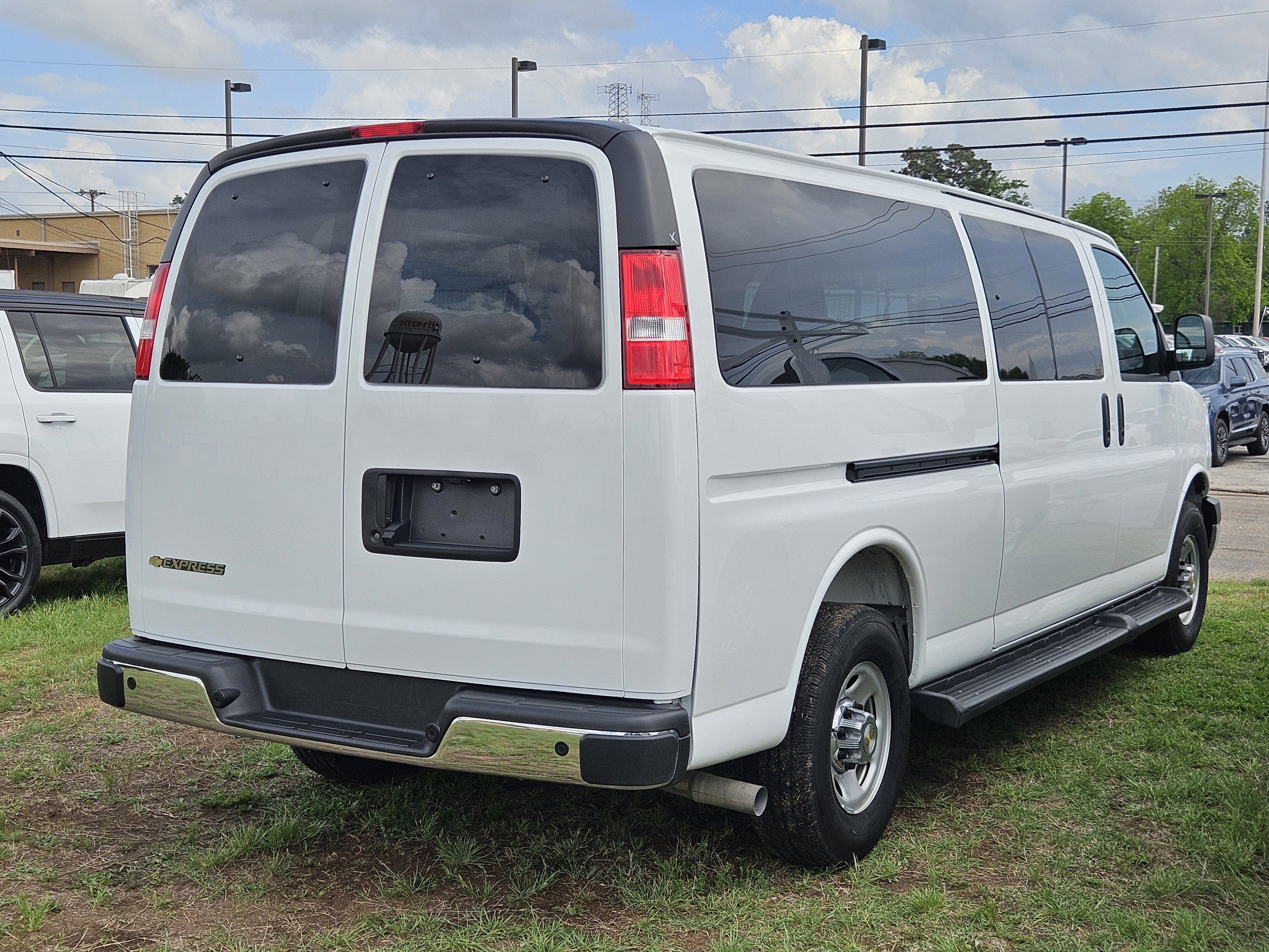 Used 2025 Chevrolet Express 3500 LT w/ LT Preferred Equipment Group RWD image 4