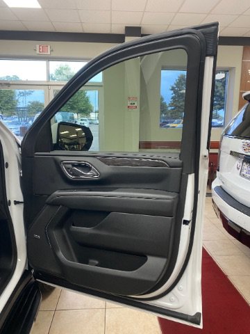 Used 2024 Chevrolet Suburban LT w/ Luxury Package AWD/4WD image 6